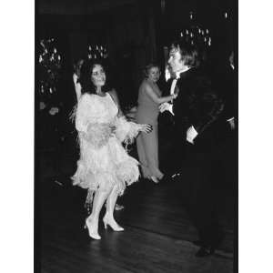  Liz Taylor and Rudolf Noureïev dancing together, March 24 