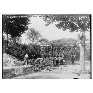  Photo (L) Digging trench at Porte Maillot, Paris