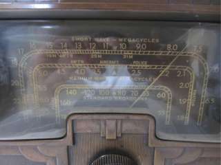 Antique VTG. RCA VICTOR TOMBSTONE WOOD RADIO   MODEL 7T ART DECO 