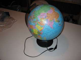 Globus mit politischer Karte, mit beleuchteter physischer Karte in 