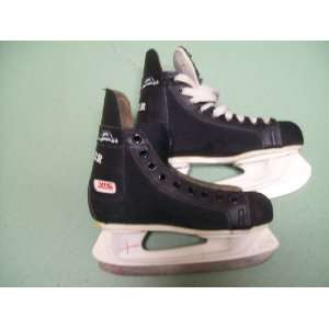  U.s.a. Vic Ice Hockey Skates   Size 2.0   good structujal 